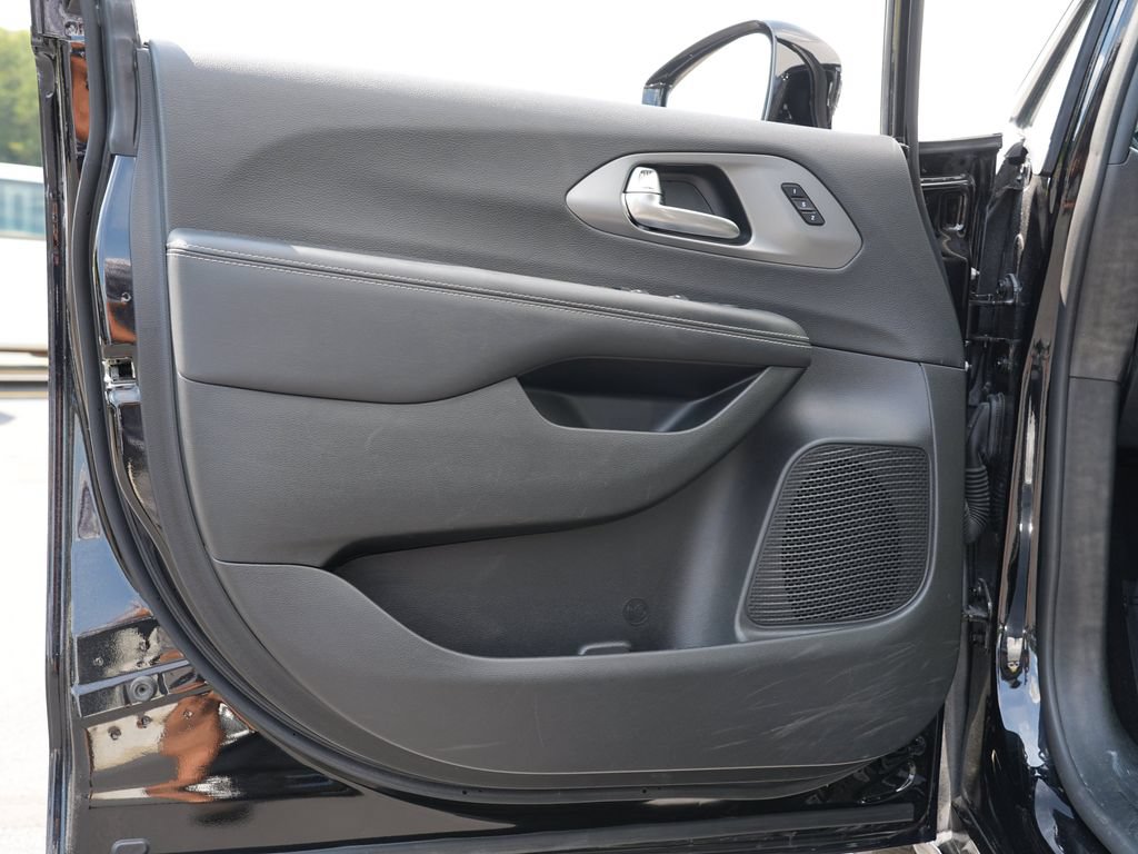 Used 2025 Chrysler Pacifica Select FWD image 14