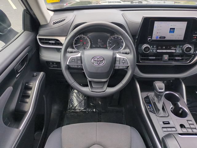 Used 2024 Toyota Highlander LE AWD/4WD image 16