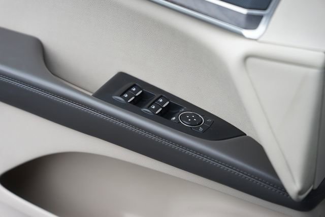 Used 2016 Lincoln MKX Reserve w/ Technology Package FWD image 30