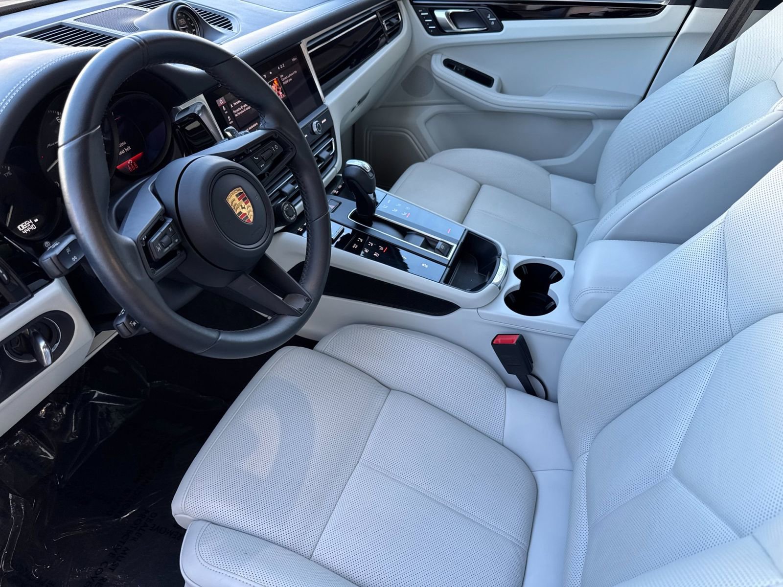 Certified 2023 Porsche Macan Turbo image 4