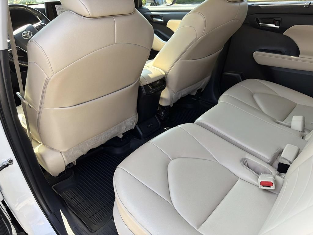 Used 2023 Toyota Highlander XLE FWD image 17
