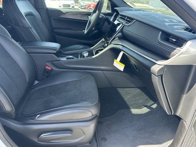 New 2025 Jeep Grand Cherokee Laredo image 14