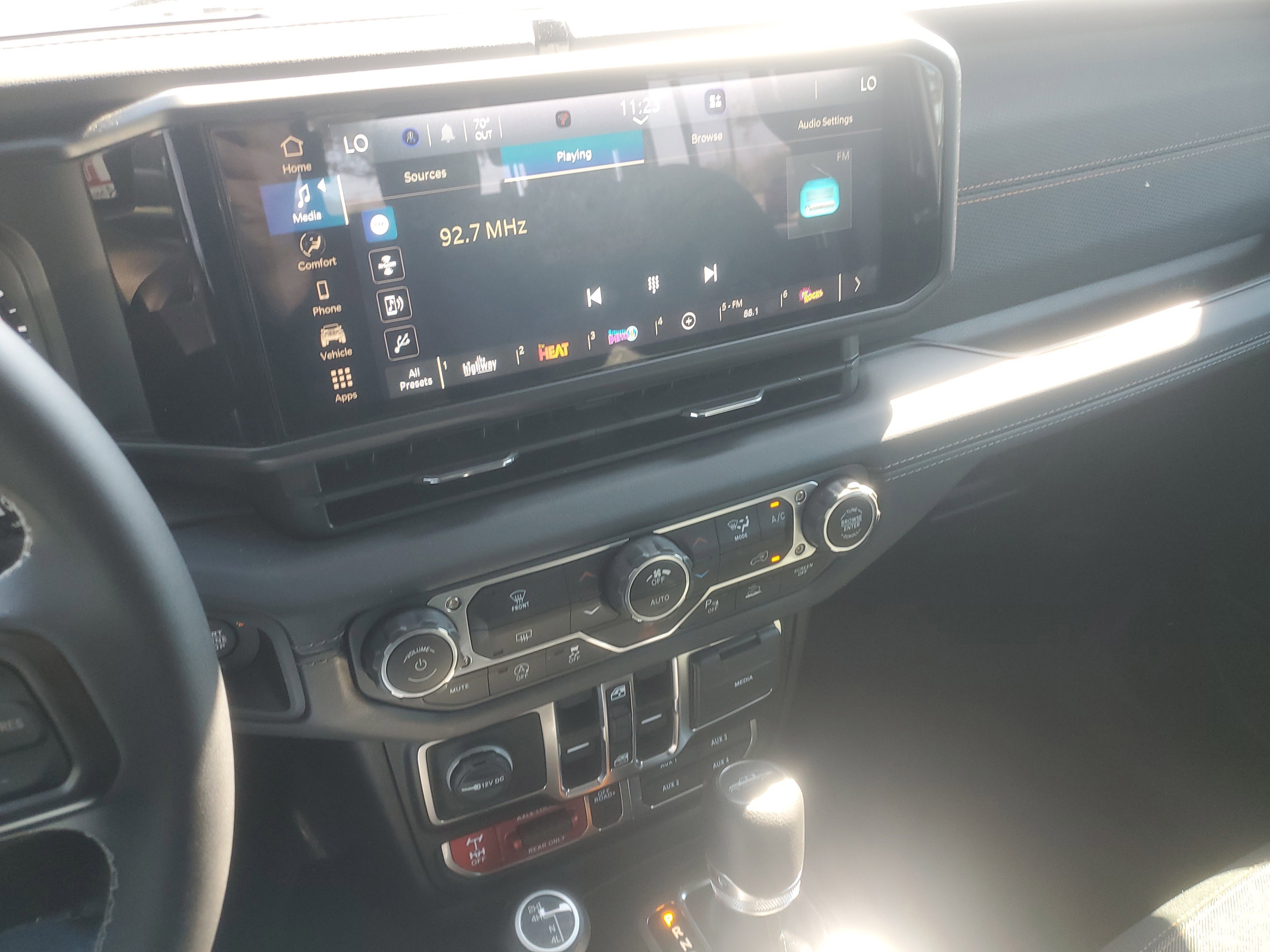 Used 2025 Jeep Gladiator Mojave w/ Safety Group image 17