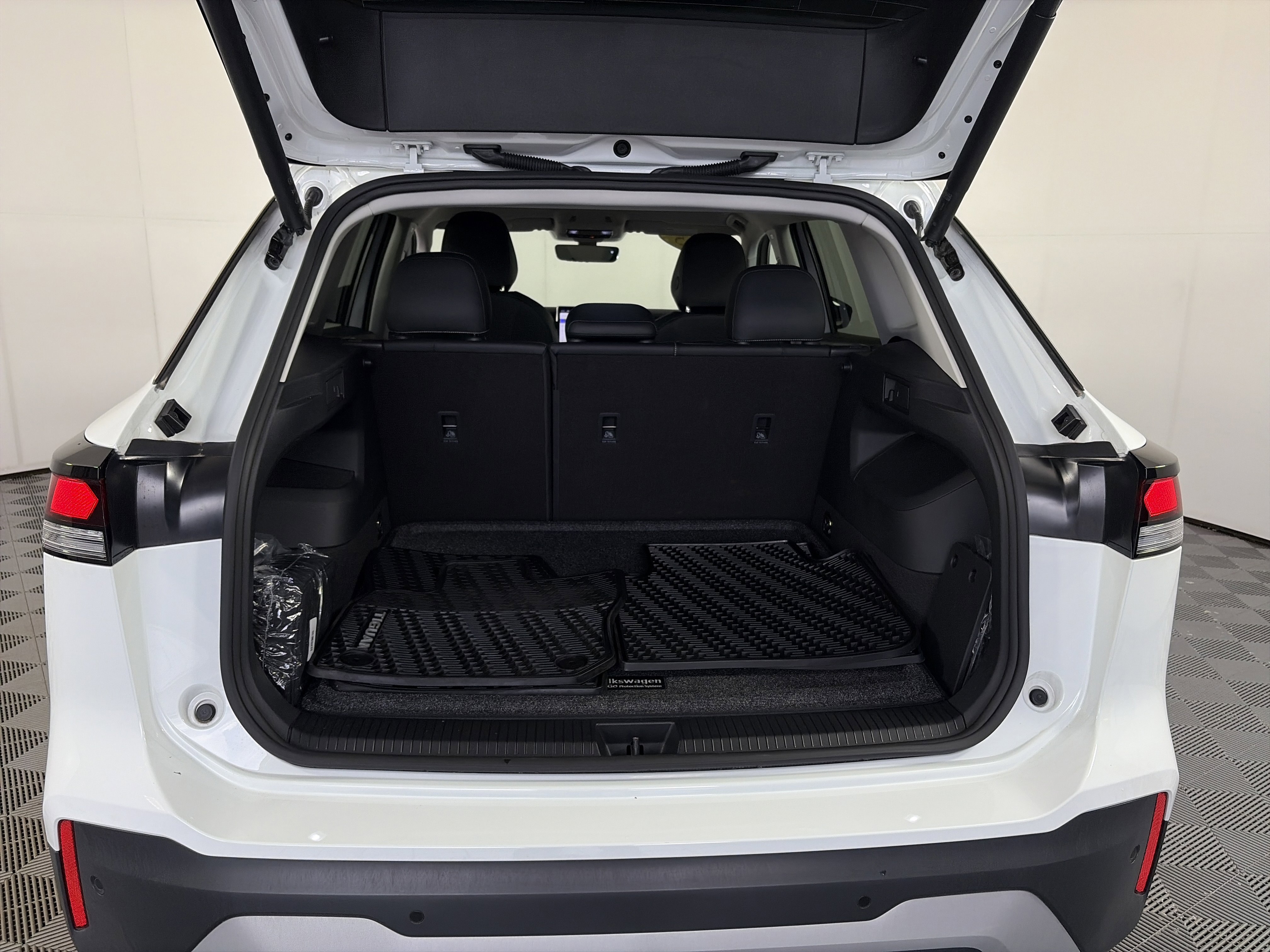Used 2025 Volkswagen Tiguan SE AWD/4WD image 14
