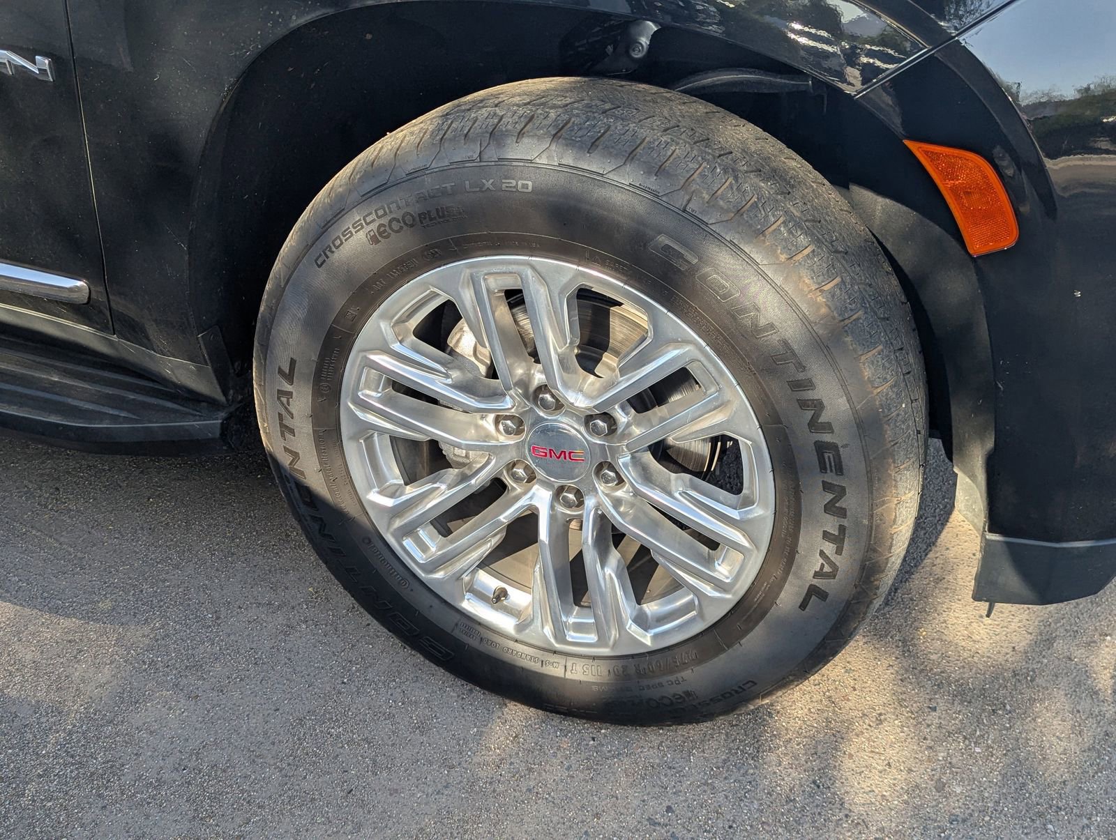 Used 2023 GMC Yukon XL SLT w/ SLT Luxury Package image 5