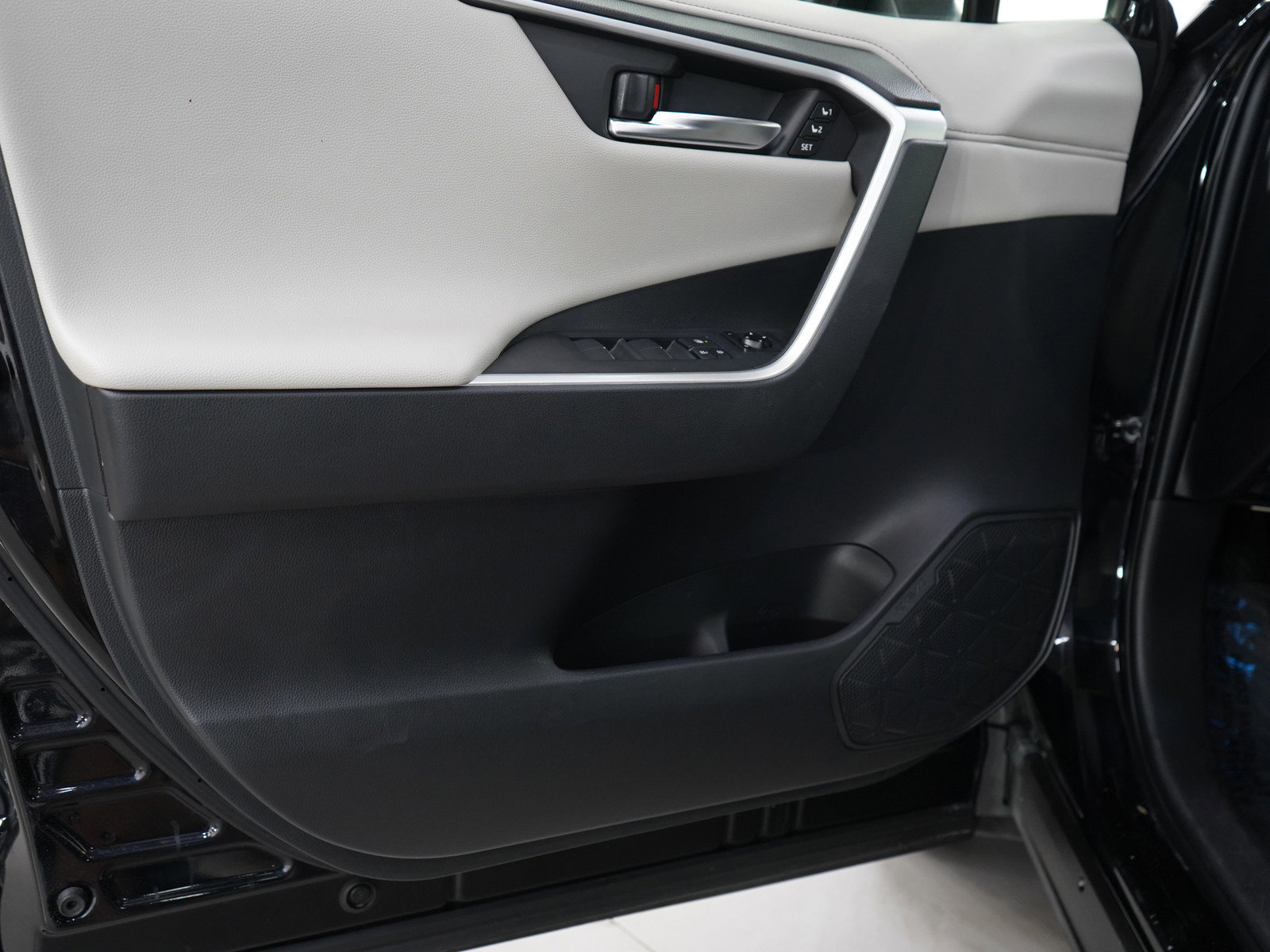 Used 2019 Toyota RAV4 Limited image 18