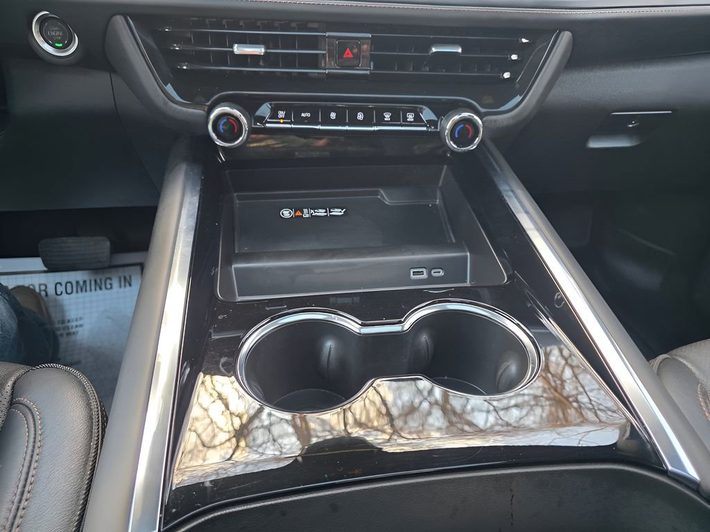 Used 2025 Chevrolet Suburban High Country image 32