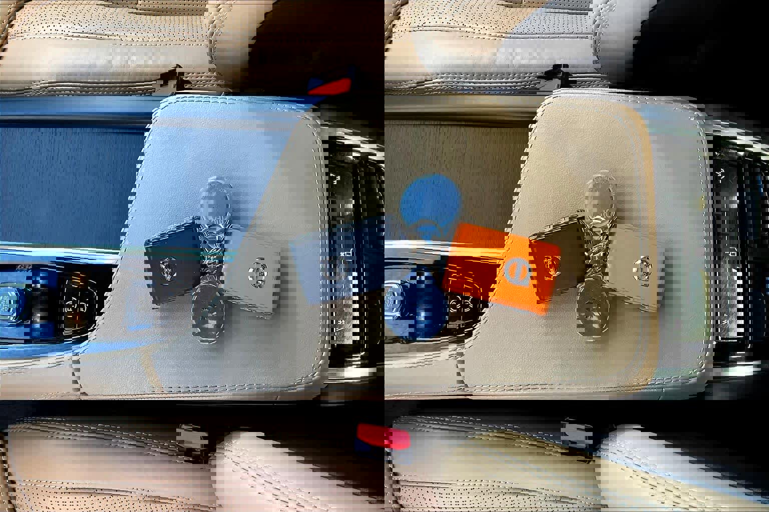 Used 2023 Volvo XC90 T8 Ultimate w/ Lounge Package image 14