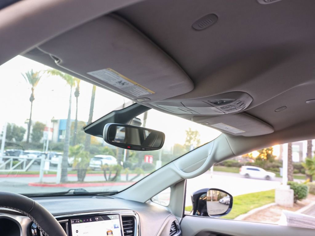 Used 2024 Chrysler Pacifica Select image 13