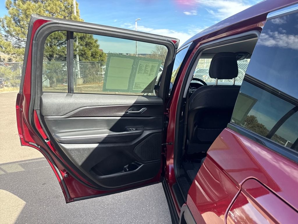 Used 2023 Jeep Grand Cherokee L Laredo image 19