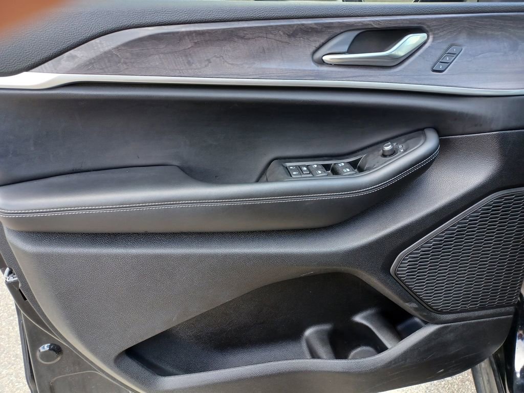 Used 2025 Jeep Grand Cherokee Limited w/ Black Appearance Package image 13