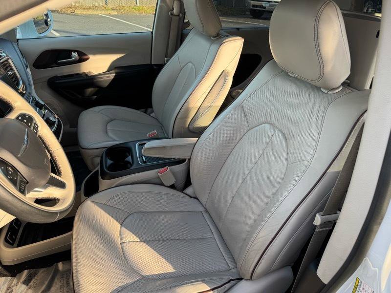 Used 2017 Chrysler Pacifica Limited image 8