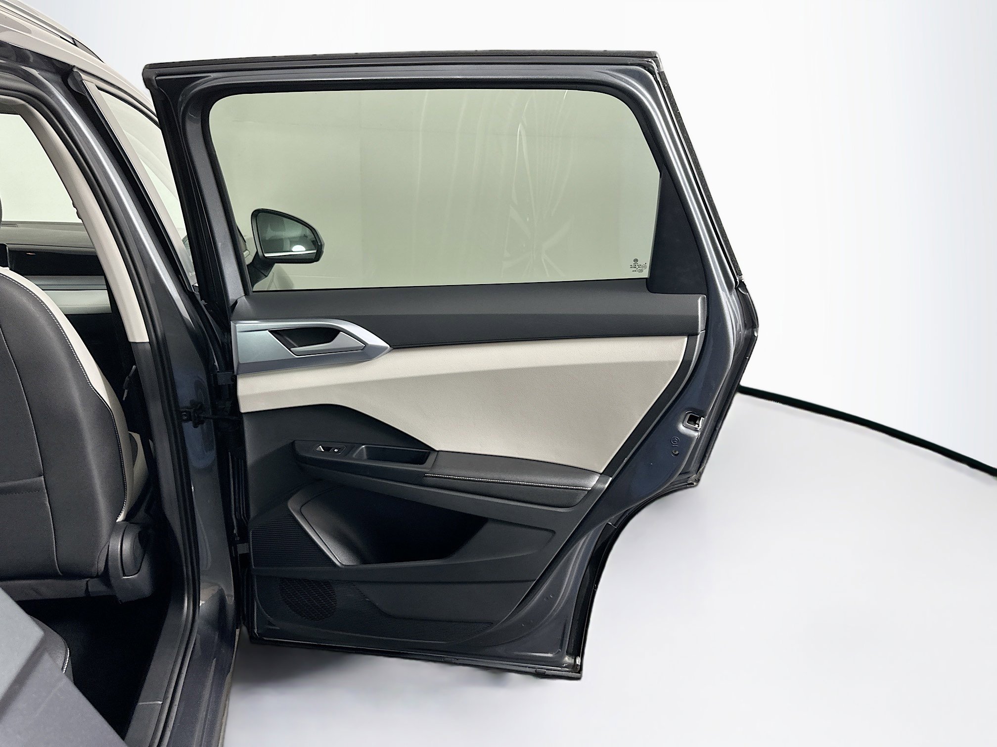 Used 2025 Volkswagen Taos SE image 29