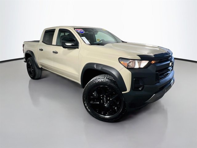 Used 2024 Chevrolet Colorado Trail Boss w/ Technology Package AWD/4WD image 2