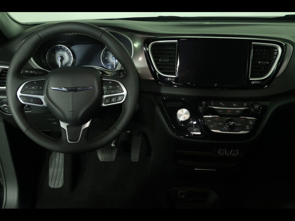 Used 2025 Chrysler Pacifica Select image 13