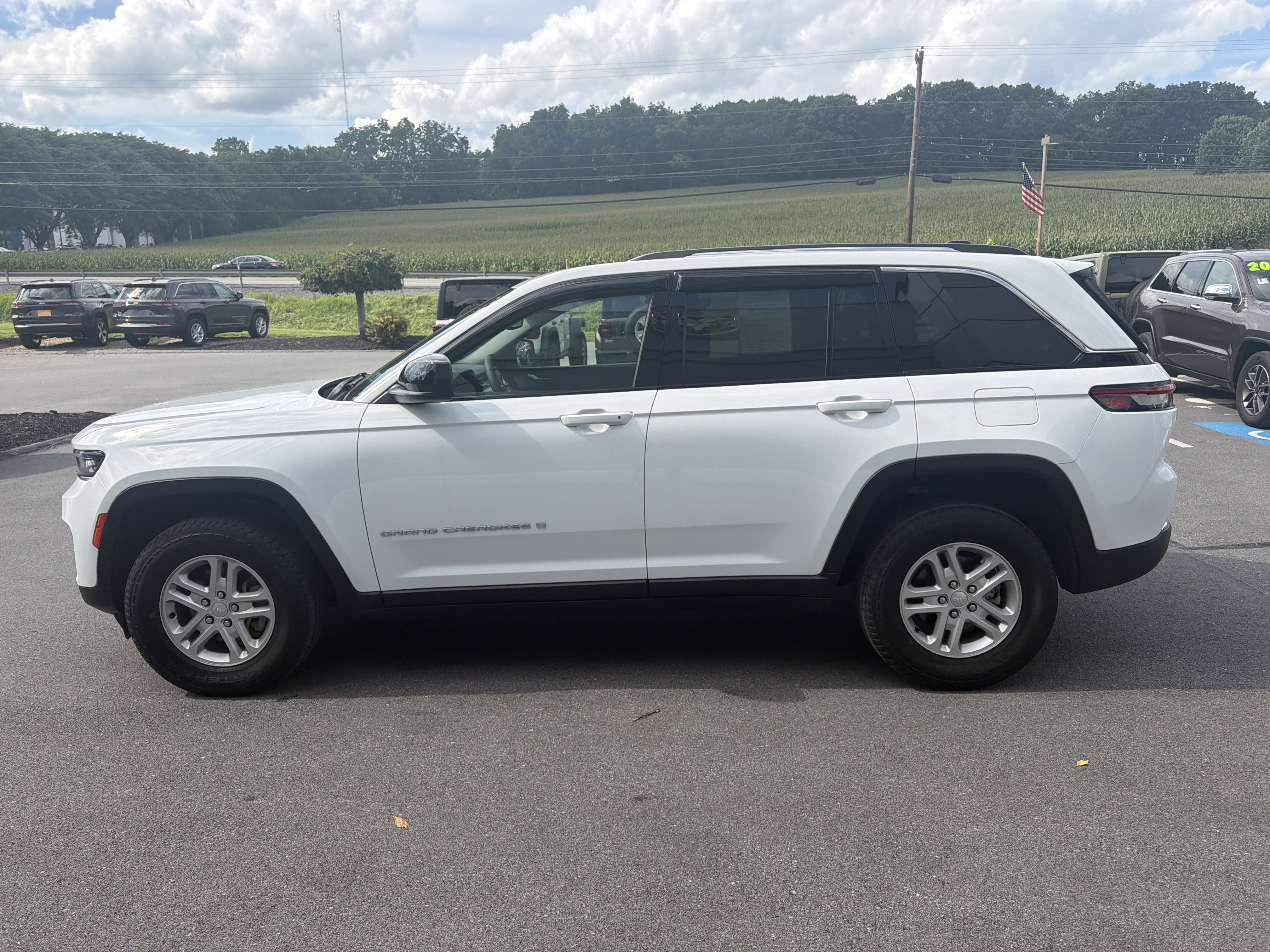 Used 2023 Jeep Grand Cherokee Laredo AWD/4WD image 7