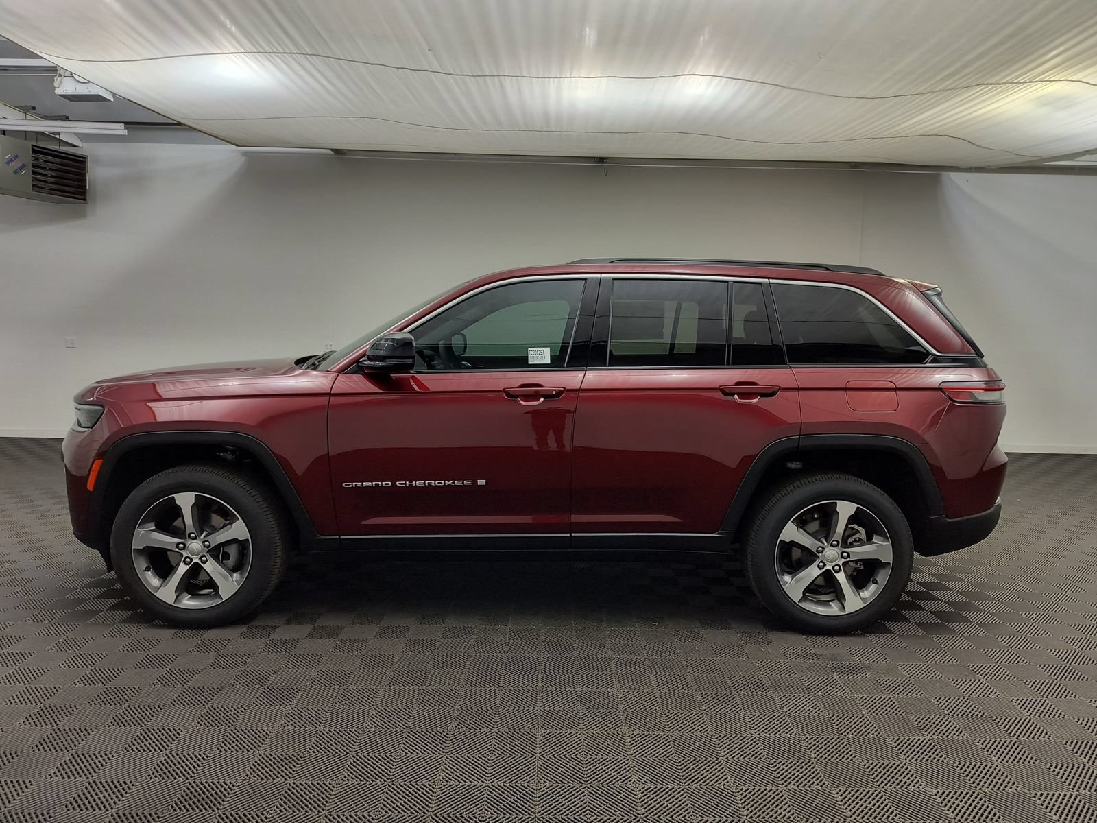 New 2026 Jeep Grand Cherokee Limited w/ Luxury Tech Group II AWD/4WD image 2