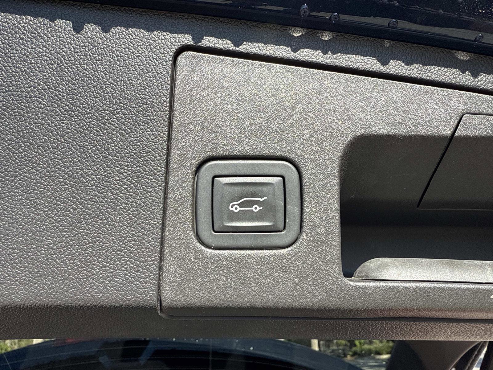 Used 2019 Cadillac XT4 Premium Luxury w/ Technology Package image 33