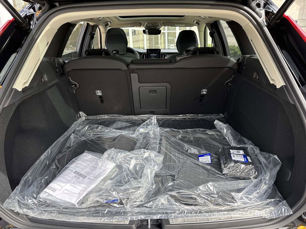 New 2026 Volvo XC60 B5 Plus w/ Protection Package Premier image 9