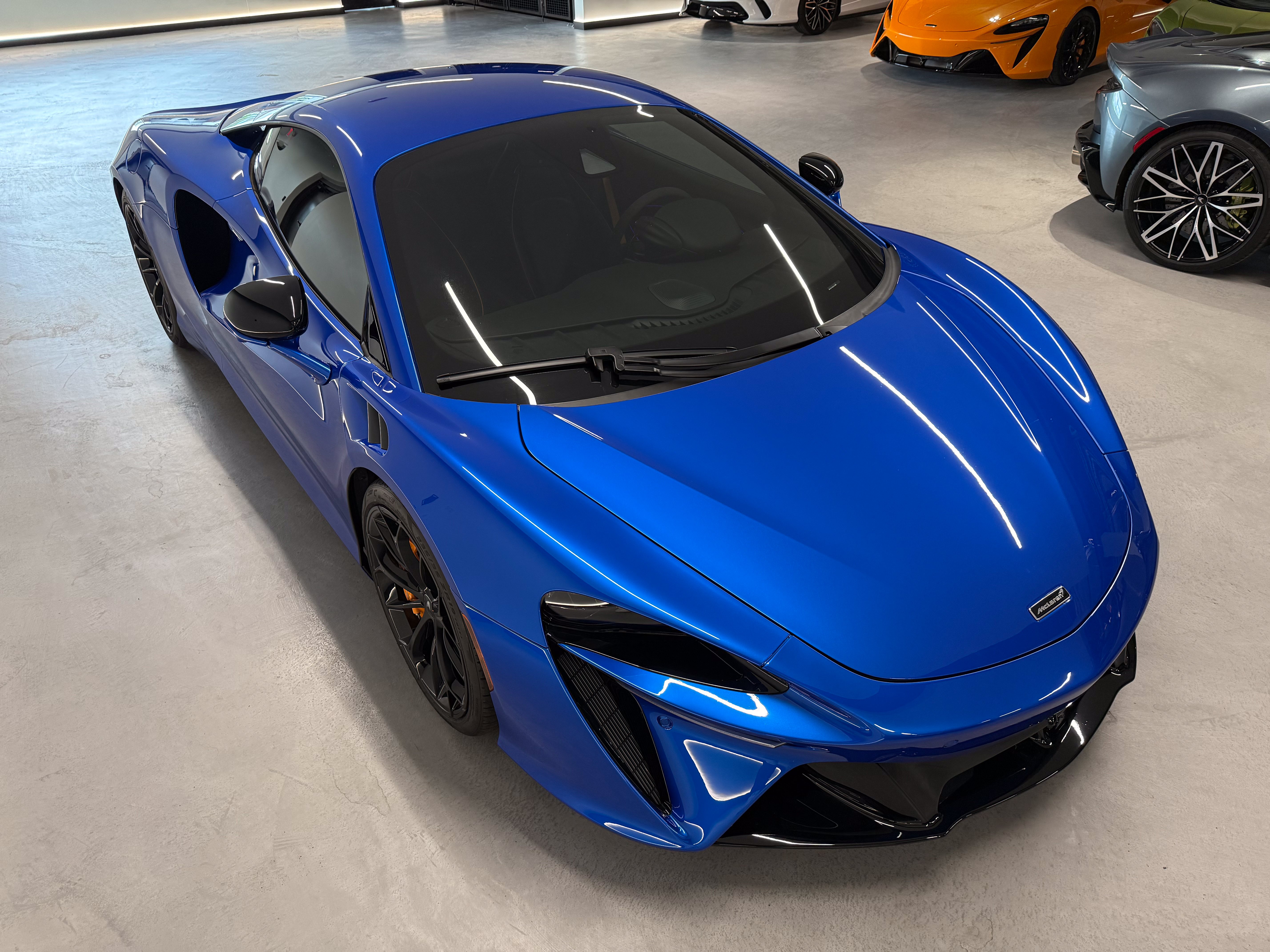 Used 2024 McLaren Artura RWD image 9