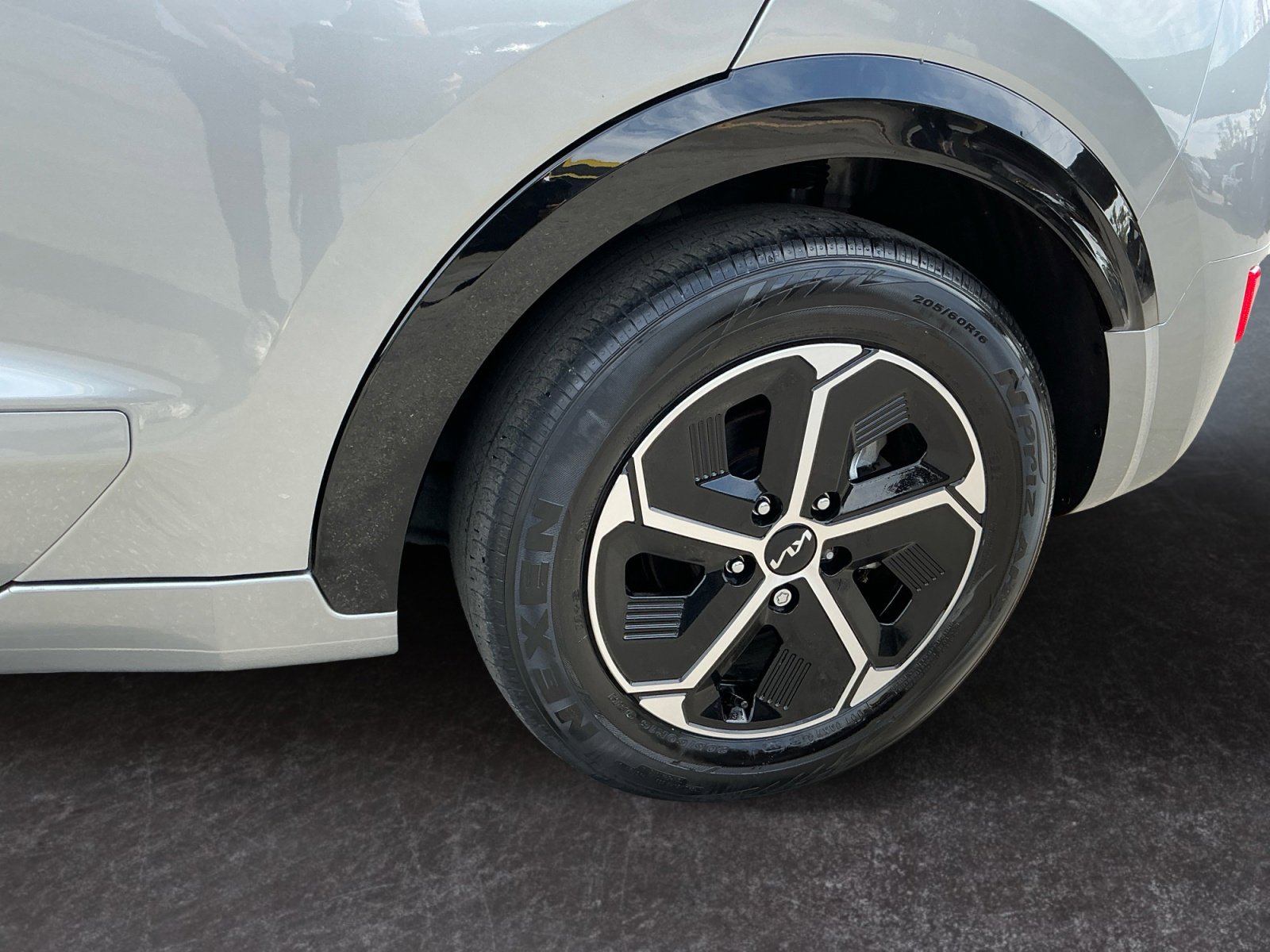 Used 2024 Kia Niro SX image 9