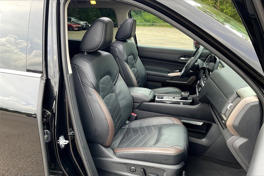 Used 2024 Nissan Pathfinder Platinum image 7