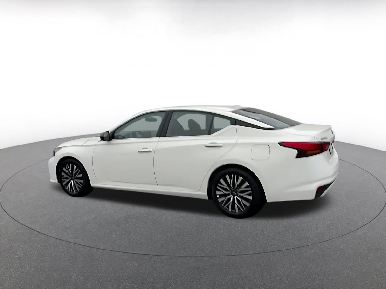 Used 2025 Nissan Altima 2.5 SV image 9