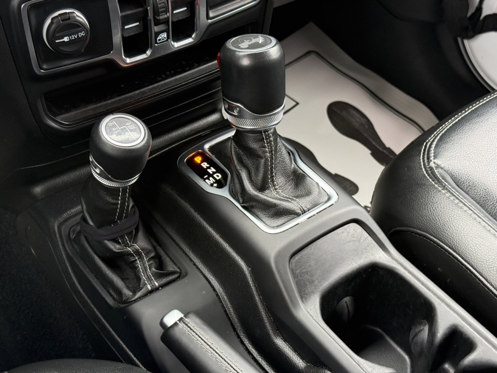Used 2022 Jeep Wrangler Unlimited Sahara w/ Cold Weather Group image 18