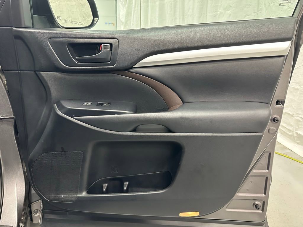 Used 2018 Toyota Highlander Plus w/ Carpet Mat Package (TMS) AWD/4WD image 52