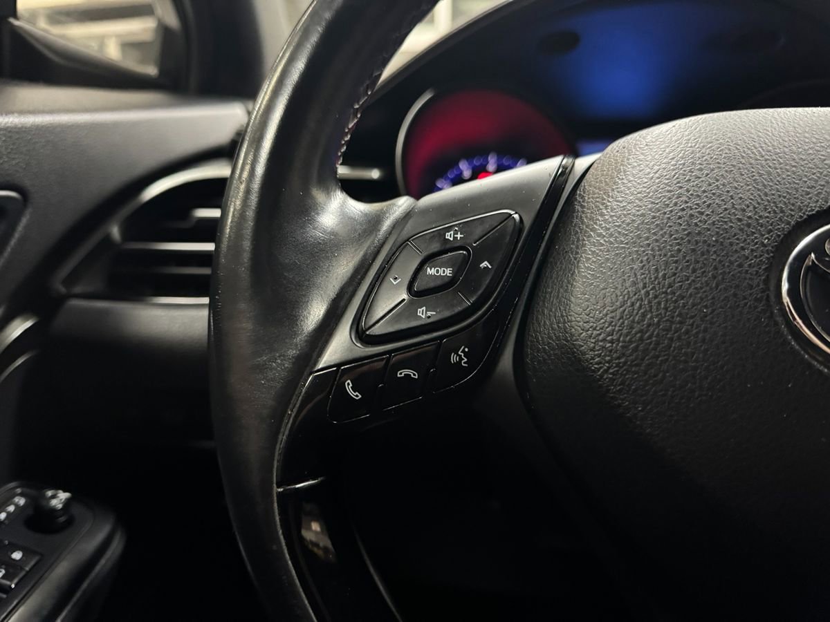 Used 2018 Toyota C-HR XLE image 32