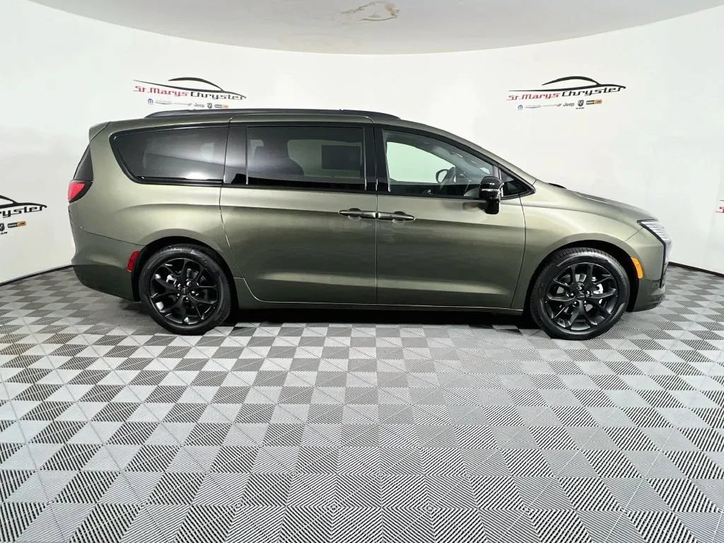New 2027 Chrysler Pacifica Limited w/ Family Tech Group FWD image 9