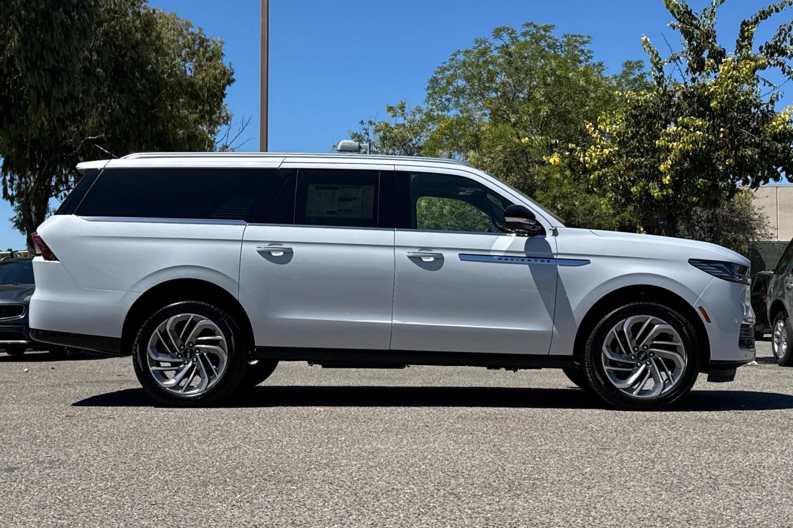 New 2026 Lincoln Navigator L Reserve AWD/4WD image 3