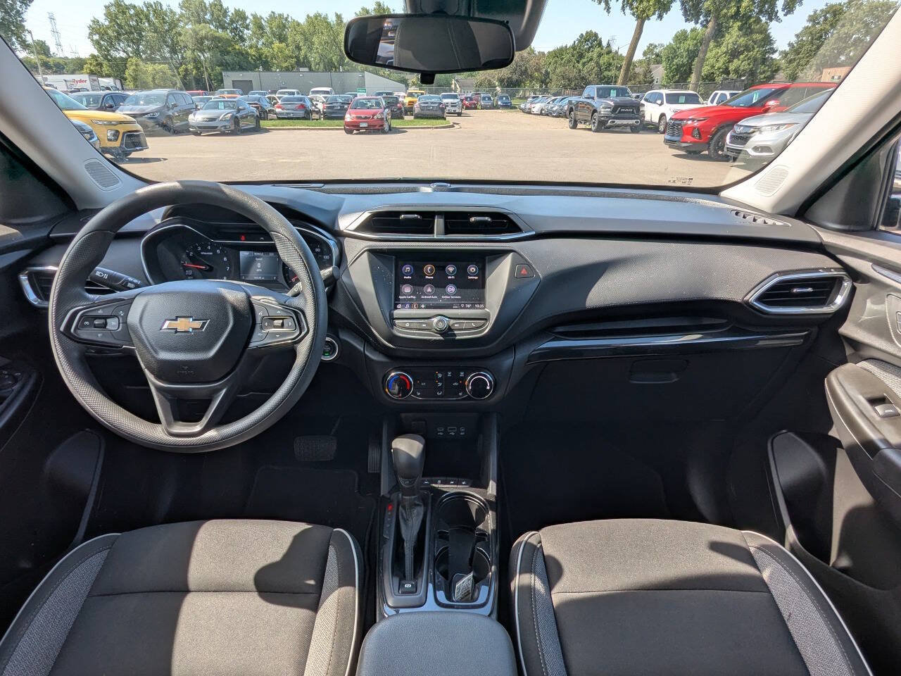 Used 2022 Chevrolet TrailBlazer LT FWD image 2