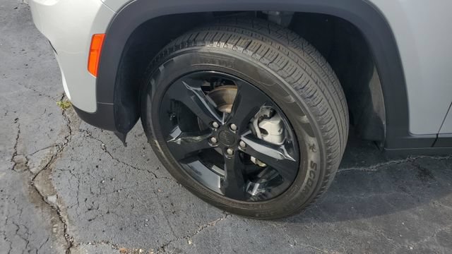 Certified 2024 Jeep Grand Cherokee Limited w/ Black Appearance Package AWD/4WD image 4