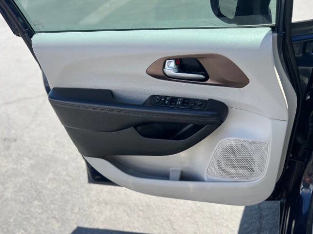 Used 2017 Chrysler Pacifica Touring-L w/ Tire & Wheel Group image 12