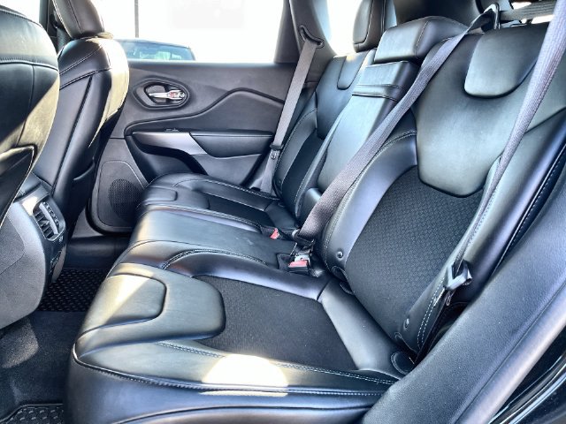 Used 2019 Jeep Cherokee Latitude Plus w/ Cold Weather Group AWD/4WD image 31
