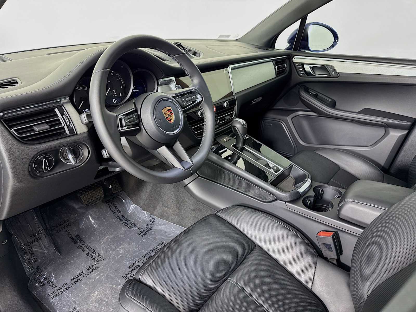 Certified 2026 Porsche Macan AWD/4WD image 4