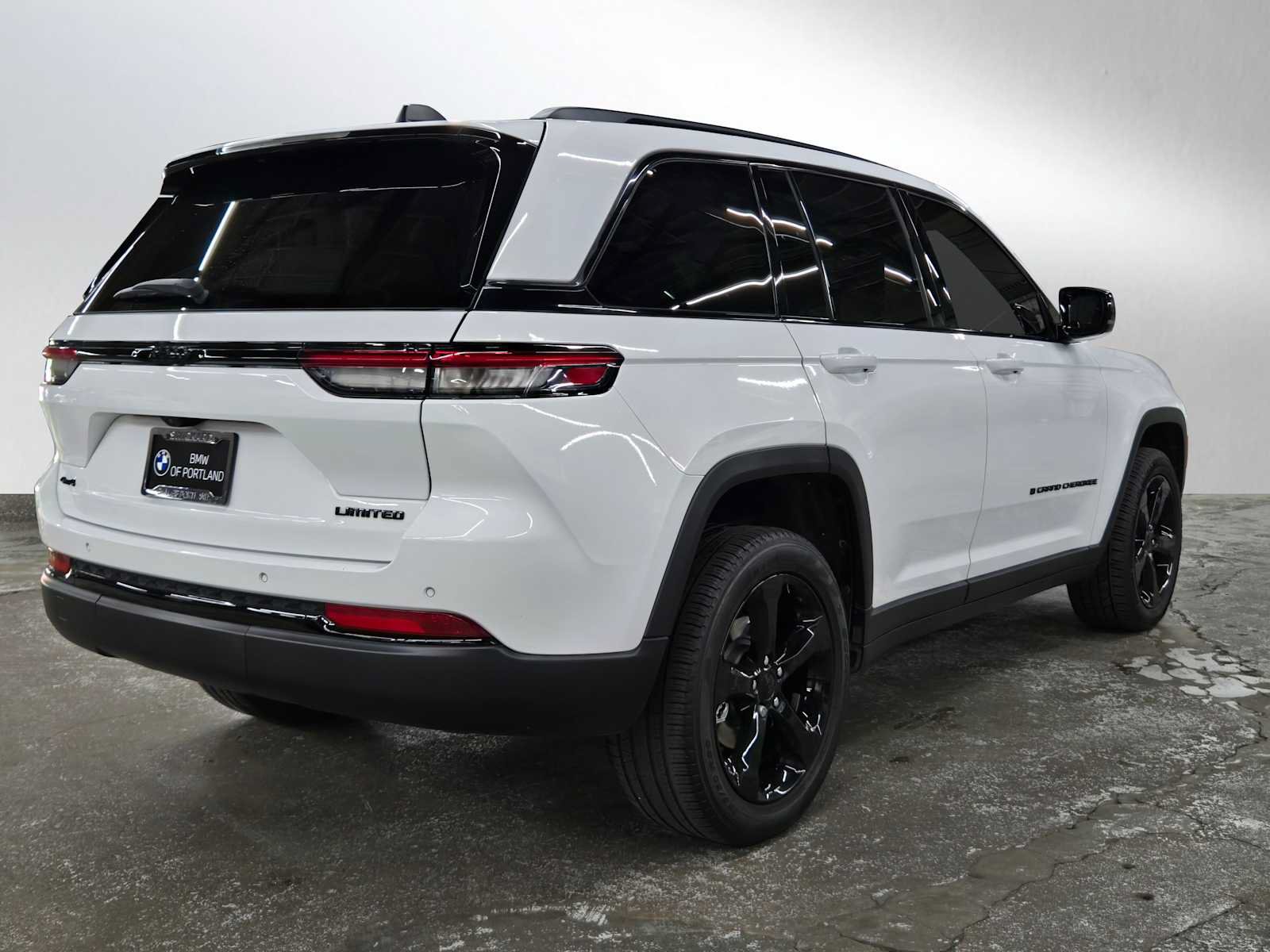 Used 2023 Jeep Grand Cherokee Limited w/ Black Appearance Package AWD/4WD image 3