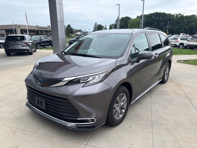 Used 2023 Toyota Sienna XLE w/ XLE Plus Package AWD/4WD image 3