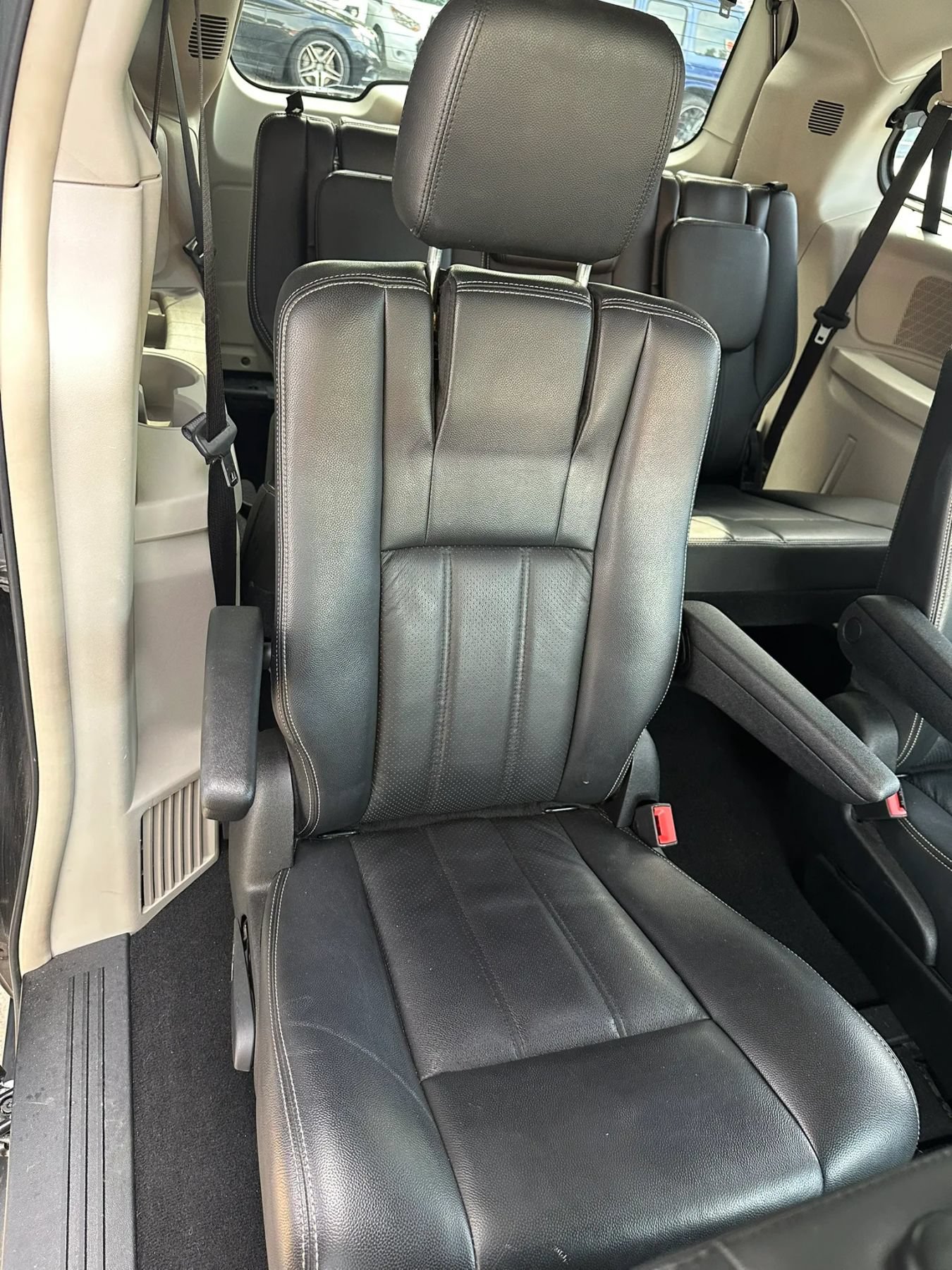 Used 2011 Chrysler Town & Country Touring-L w/ Driver Convenience Group FWD image 13