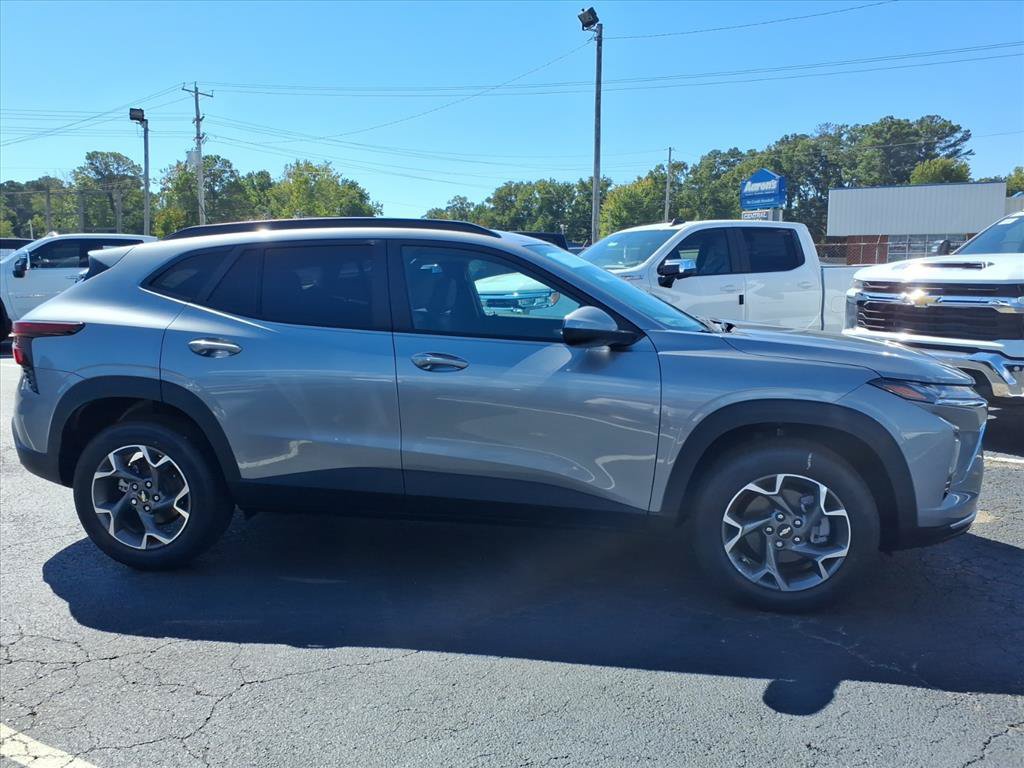 New 2026 Chevrolet Trax LT w/ Driver Confidence Package FWD image 2