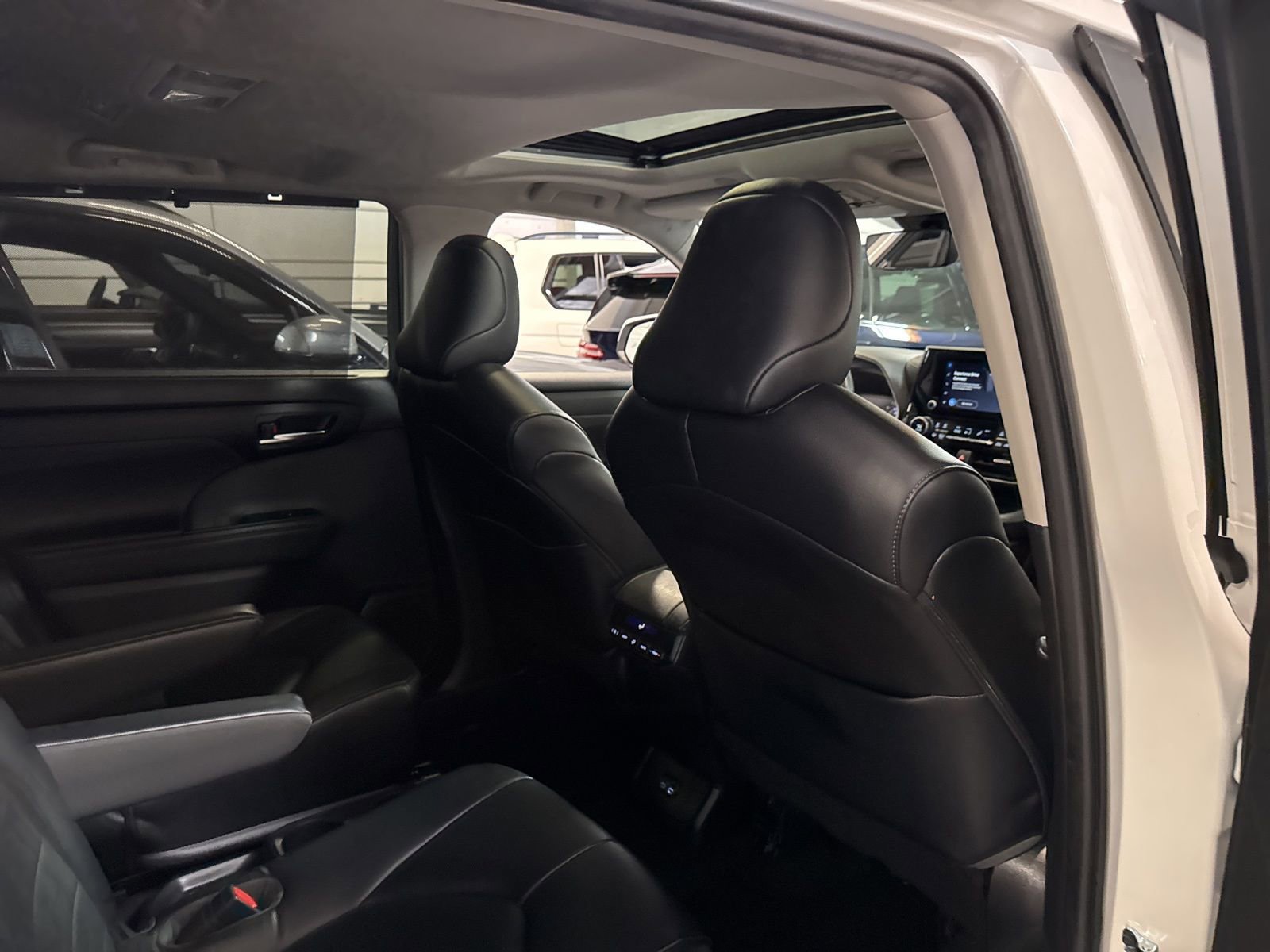 Used 2023 Toyota Highlander XLE image 23