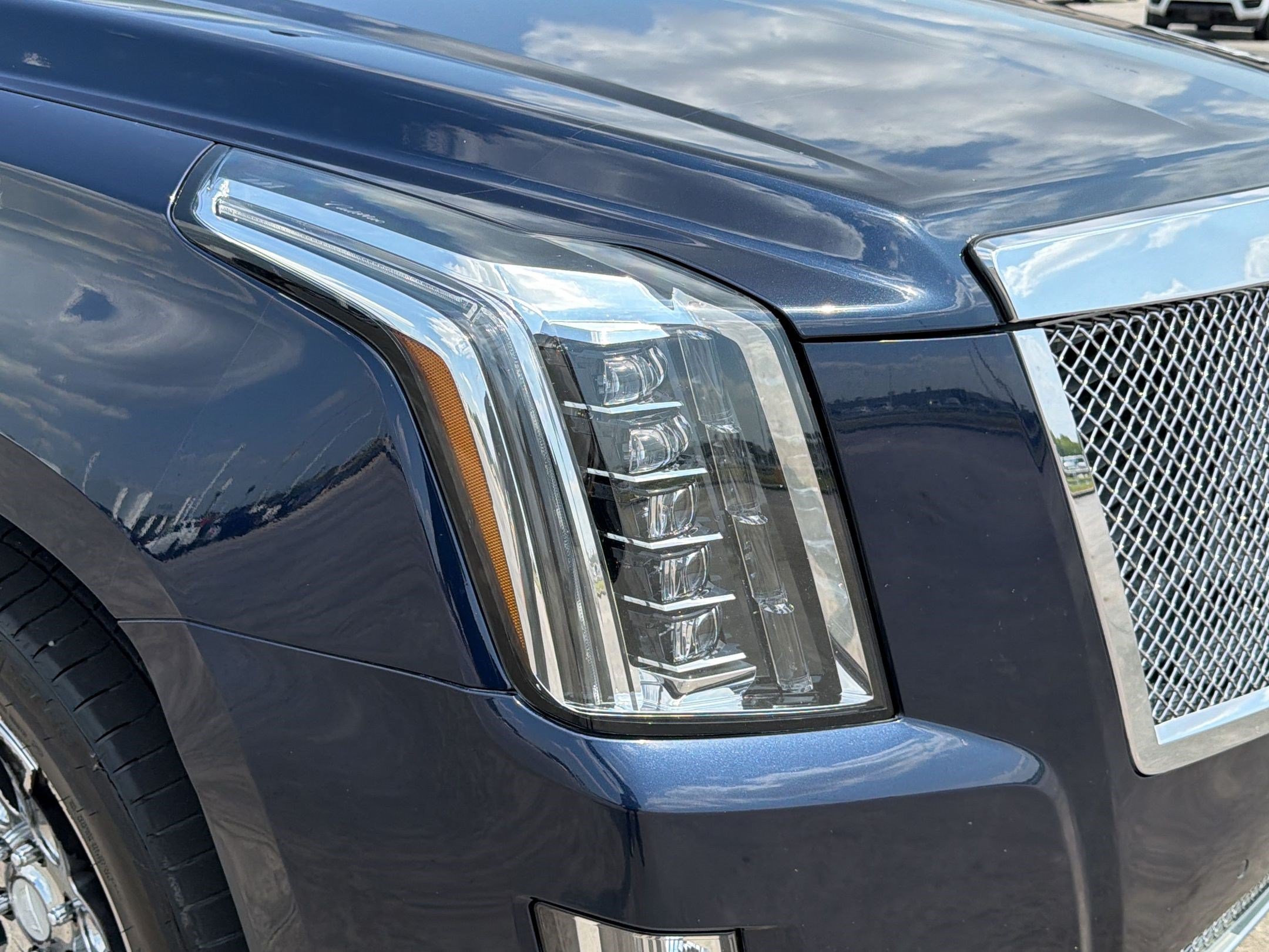 Used 2018 Cadillac Escalade Premium Luxury RWD image 30