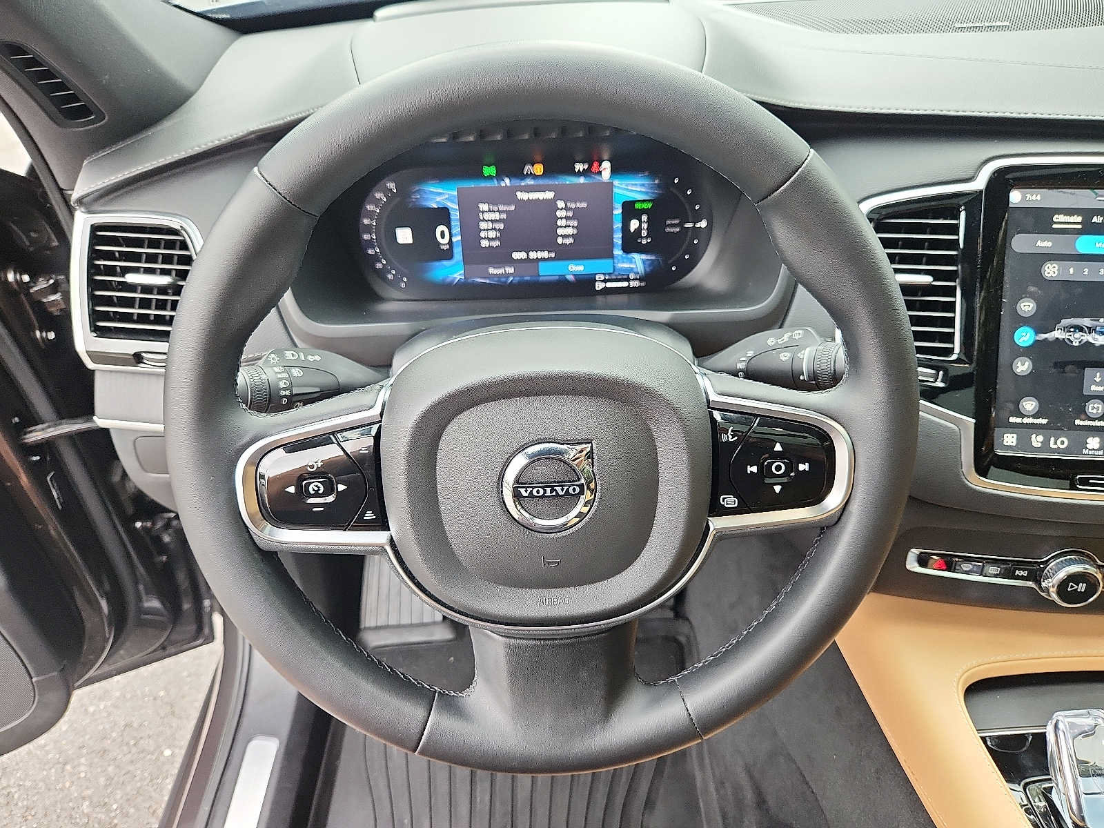 Certified 2024 Volvo XC90 T8 Ultimate w/ Protection Package Premier AWD/4WD image 19