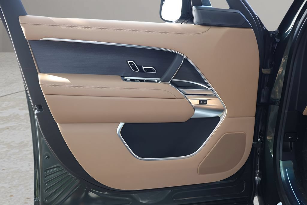 New 2026 Land Rover Range Rover Long Wheelbase SE AWD/4WD image 9