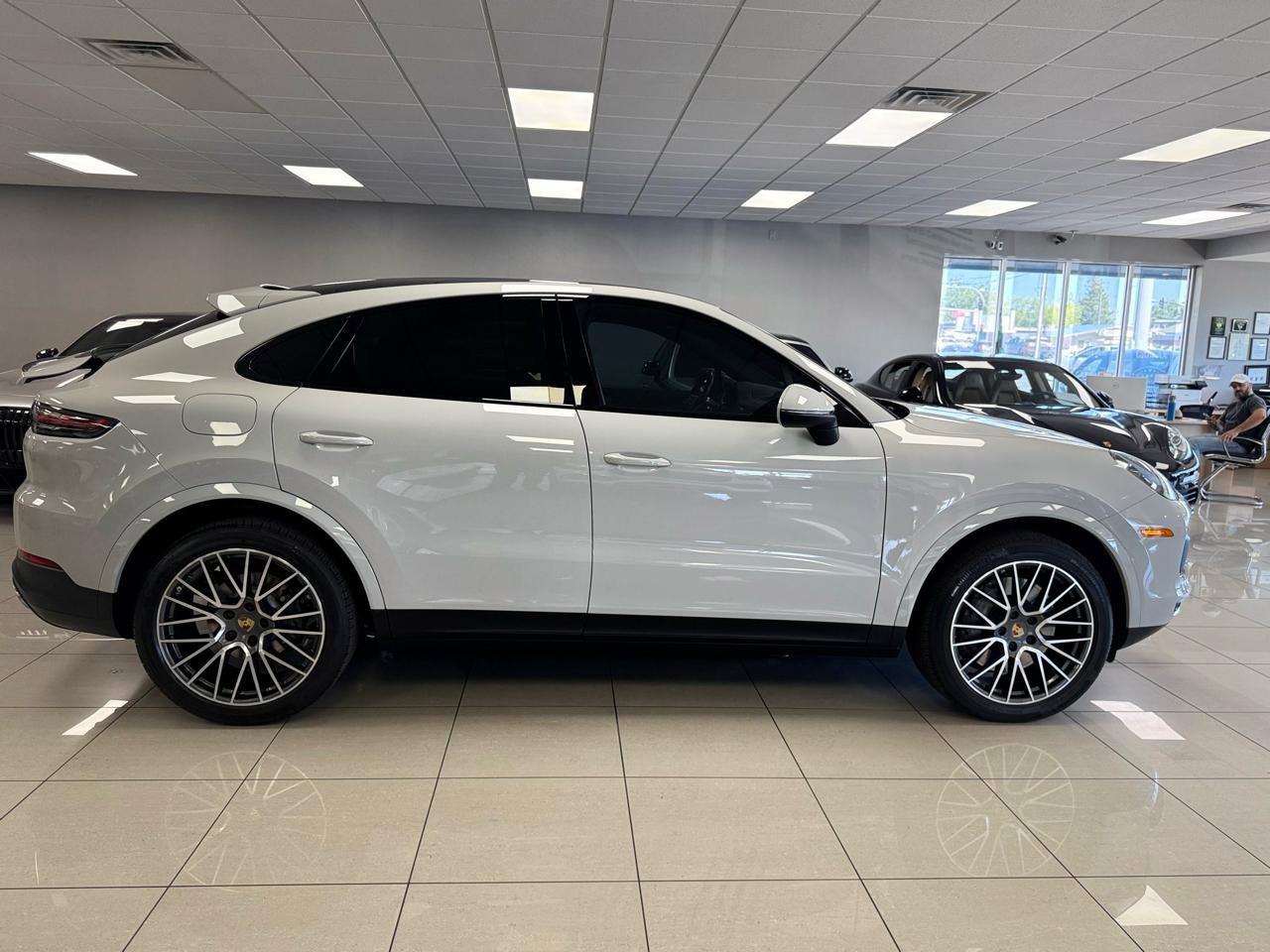 Used 2021 Porsche Cayenne S AWD/4WD image 3