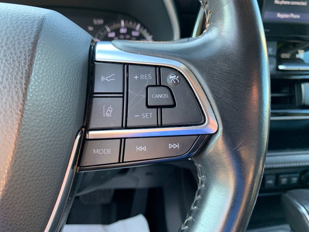 Used 2021 Toyota Highlander XLE AWD/4WD image 29