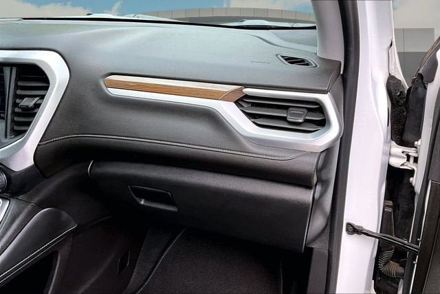 Certified 2022 GMC Acadia SLE w/ Driver Convenience Package AWD/4WD image 16