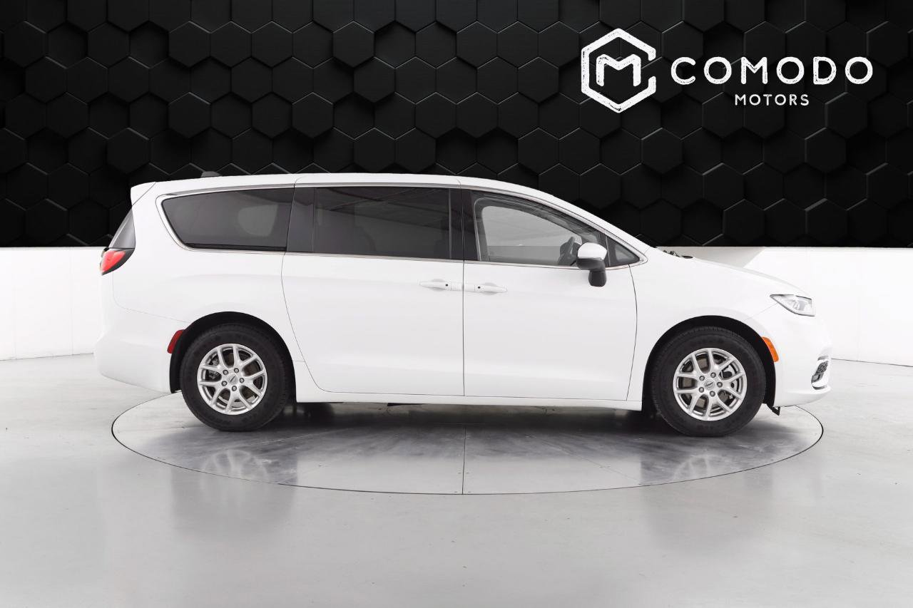 Used 2023 Chrysler Pacifica Touring-L image 2