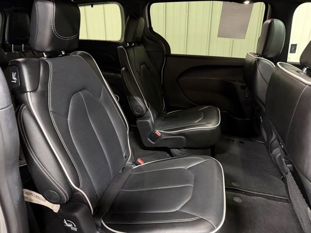 Used 2025 Chrysler Pacifica Limited image 27